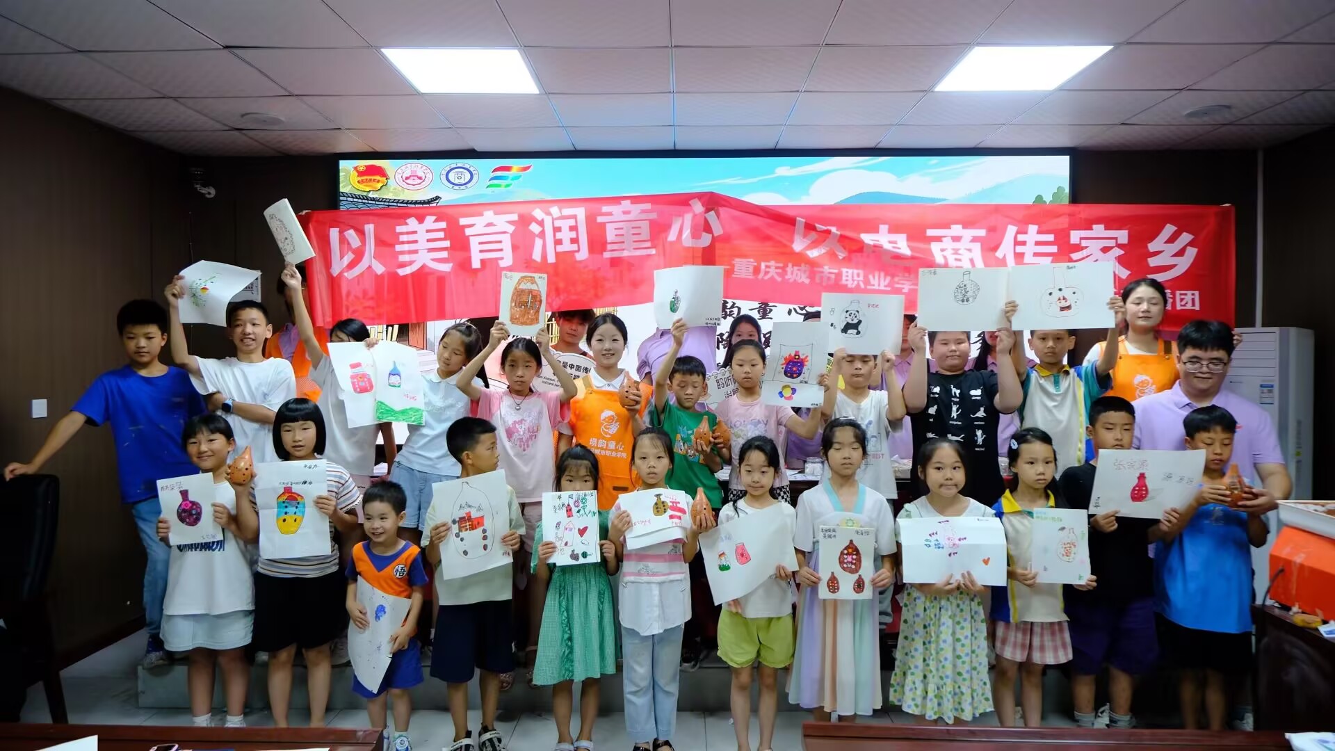 孩子展示自己创作的埙身作品
